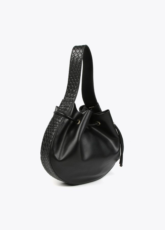 Halbmondtasche mit geflochtenen Details