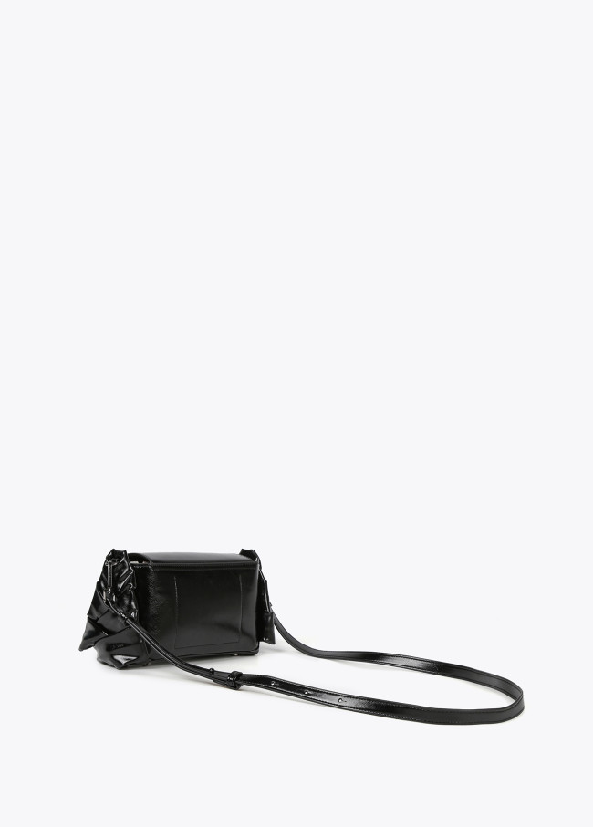 Bolso bandolera con detalles laterales