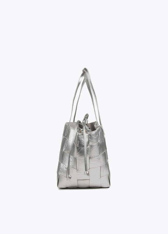 Textured woven tote bag