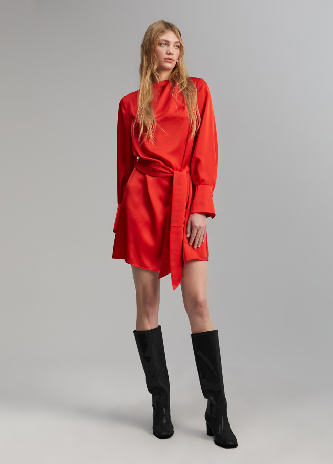 Vestido corto satinado