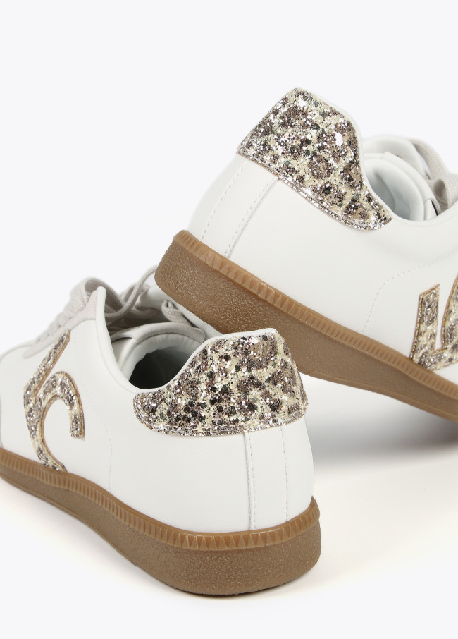 Sapatilha com pormenores de glitter e leopardo
