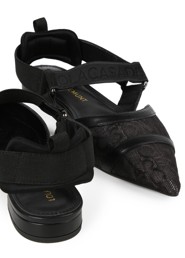 Shoes with customised mesh