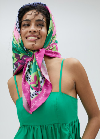 Lenço acetinado de leopardo sentado