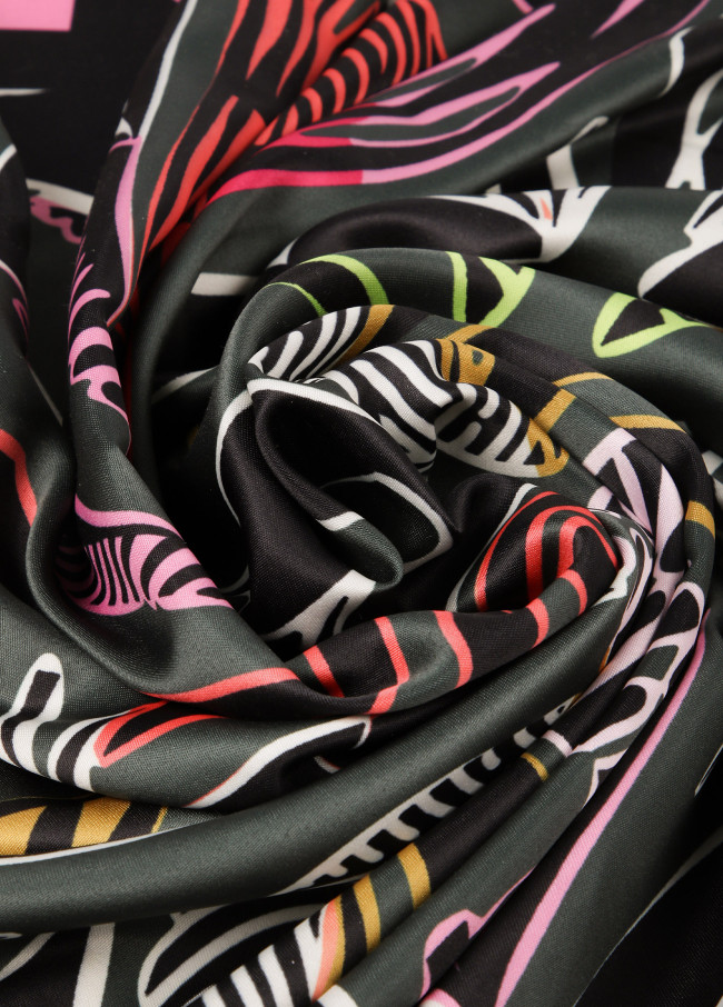 Satiniertes Tuch mit Laubblättern