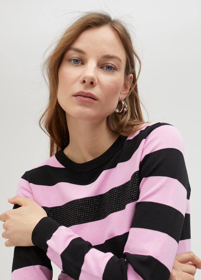 Zweifarbiger Pullover mit Streifen und Strass