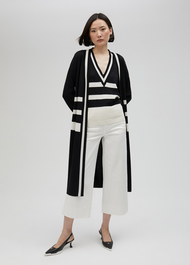 Cardigan long en maille bicolore.