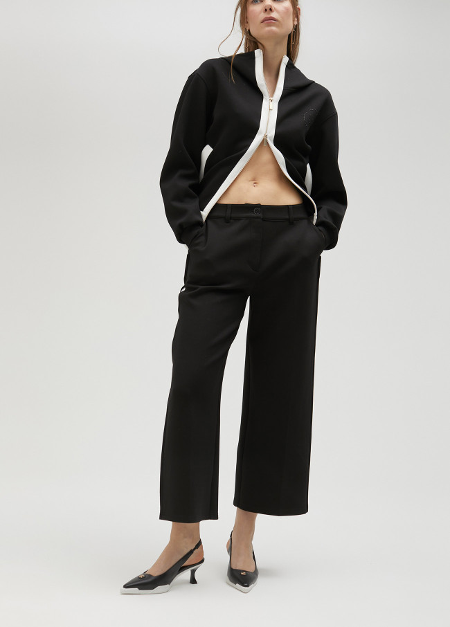 Pantalón negro y blanco en lateral