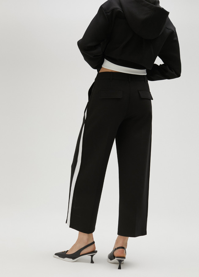 Pantalon noir avec détail blanc sur le côté
