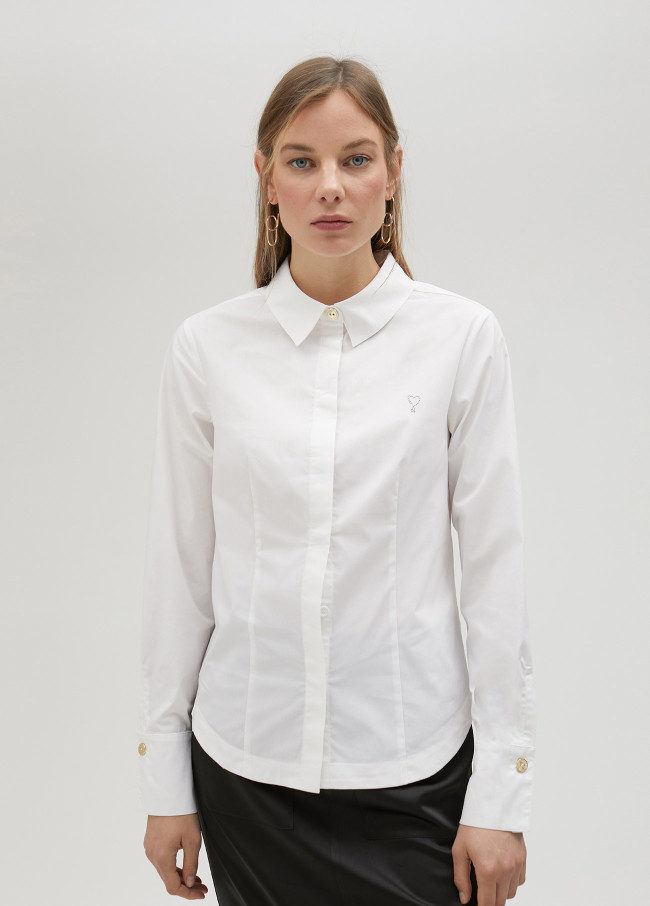 Eng geschnittenes weißes Hemd