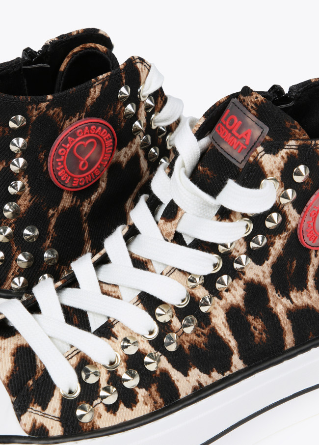 High-top sneakers with leopard print