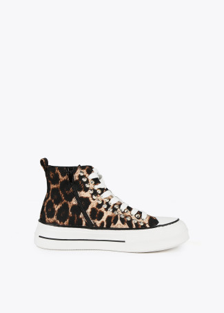 High-top sneakers with leopard print