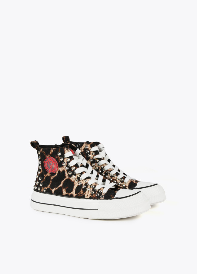 High-top sneakers with leopard print