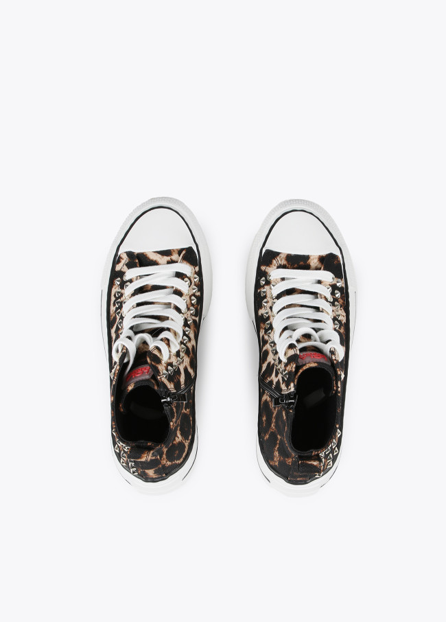 High-top sneakers with leopard print