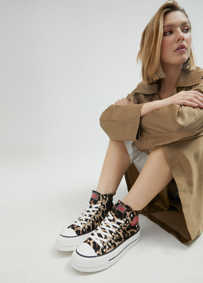 High-top sneakers with leopard print