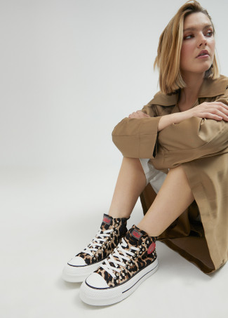 High-top sneakers with leopard print