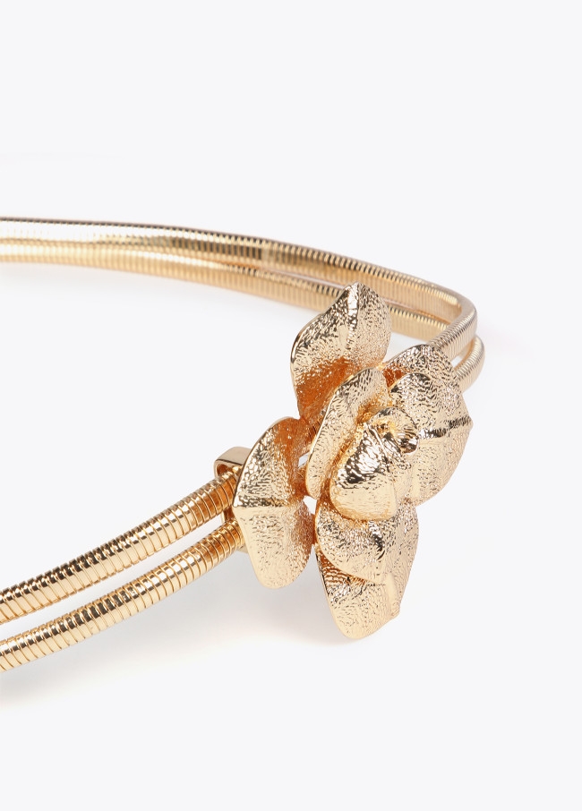 Cintura elasticizzata in metallo con fiore