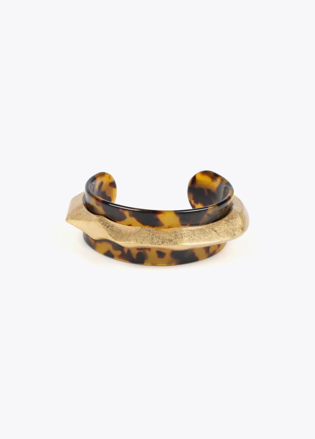 Tortoiseshell bracelet with metal piece