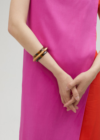 Tortoiseshell bracelet with metal piece