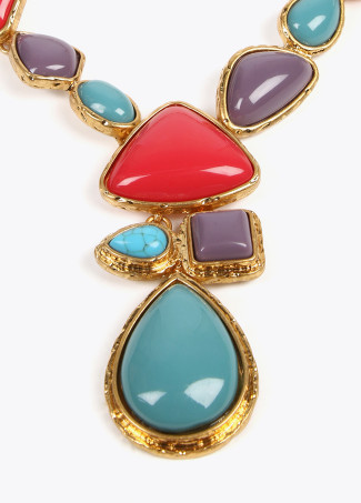 Necklace with contrast colour pieces