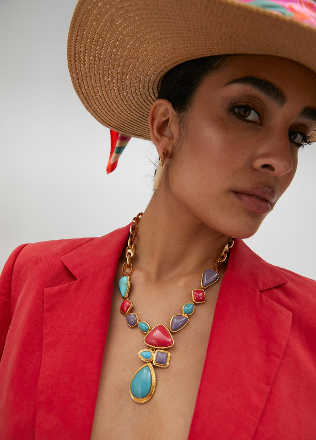 Necklace with contrast colour pieces