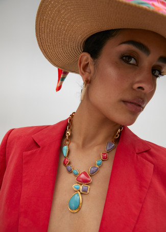Collier contrastant pièces colorées