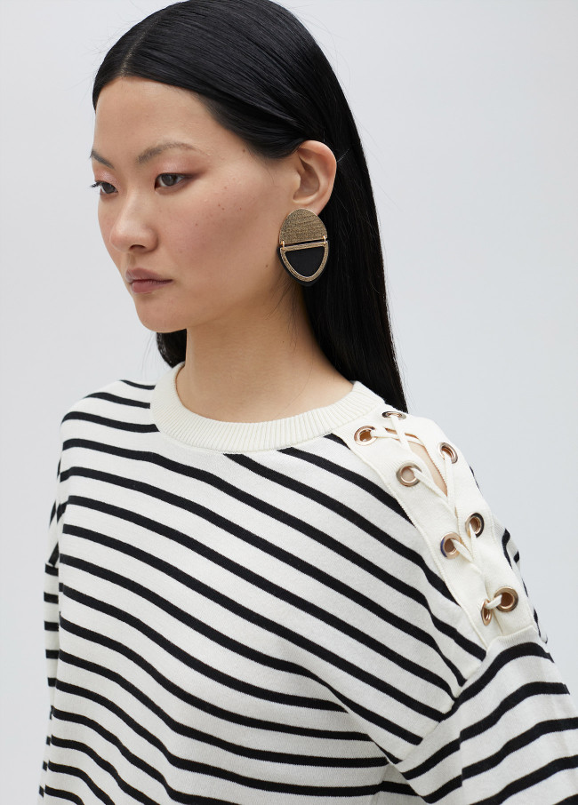 Pull à rayures avec détail sur les épaules