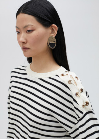 Pull à rayures avec détail sur les épaules