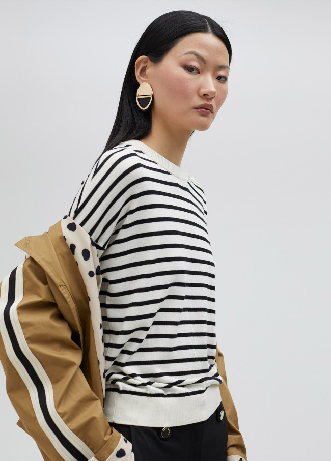 Pull à rayures avec détail sur les épaules