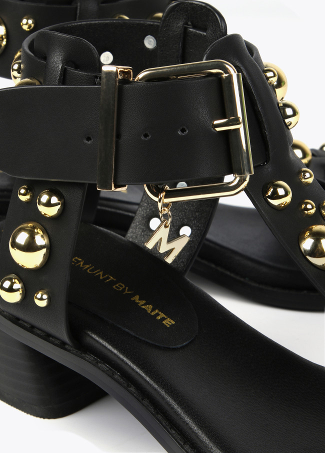 Sandalen mit Absatz und Metallic-Verzierungen