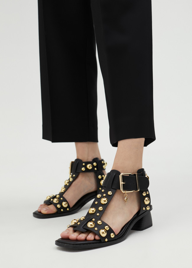 Sandales à talon avec décorations métalliques