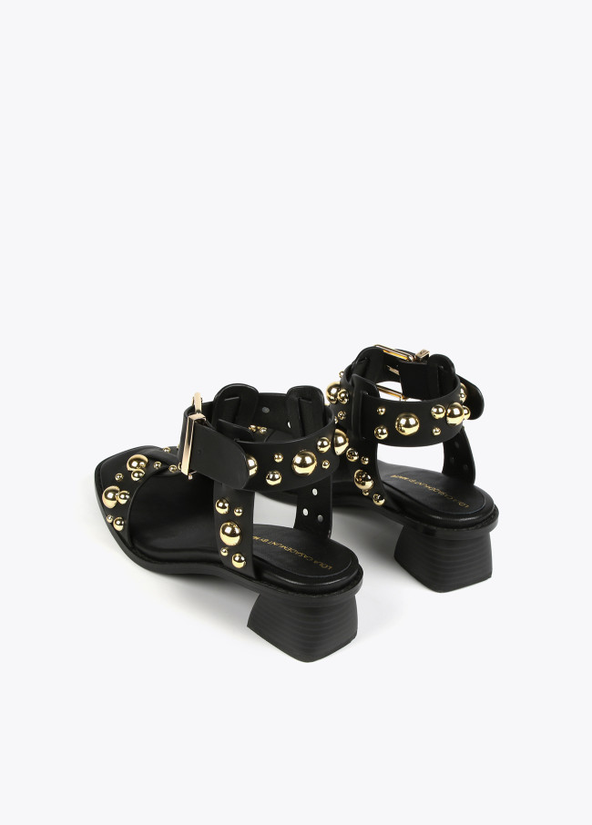 Sandalen mit Absatz und Metallic-Verzierungen