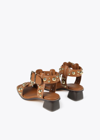 Sandalen mit Absatz und Metallic-Verzierungen