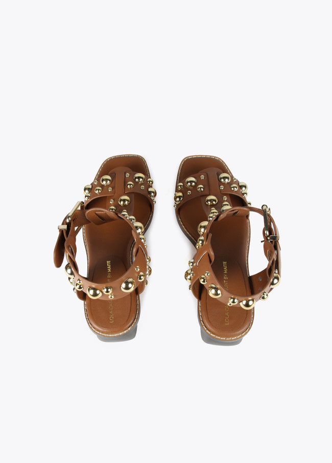 Sandales à talon avec décorations métalliques