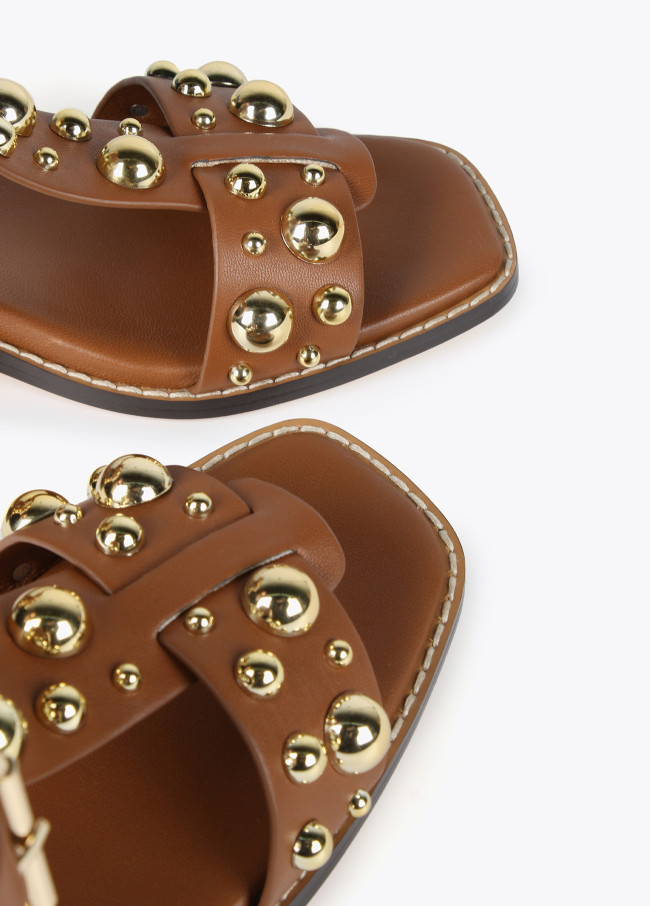 Sandales à talon avec décorations métalliques