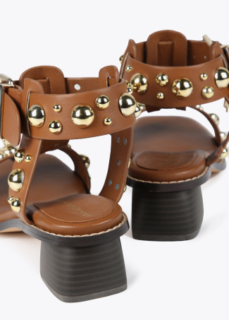 Sandales à talon avec décorations métalliques