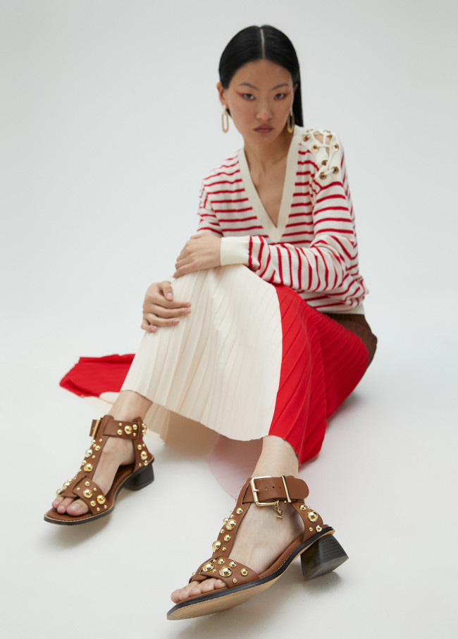 Sandalen mit Absatz und Metallic-Verzierungen