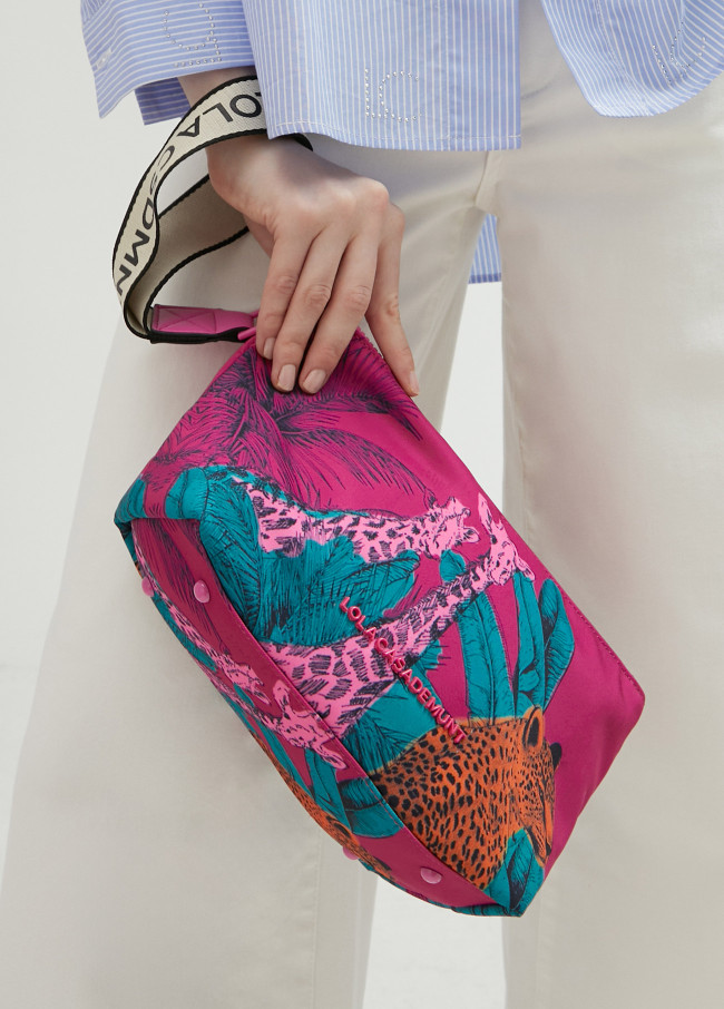Necessaire em nylon com estampado animal...