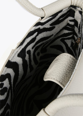 Bolso bandolera con detalles