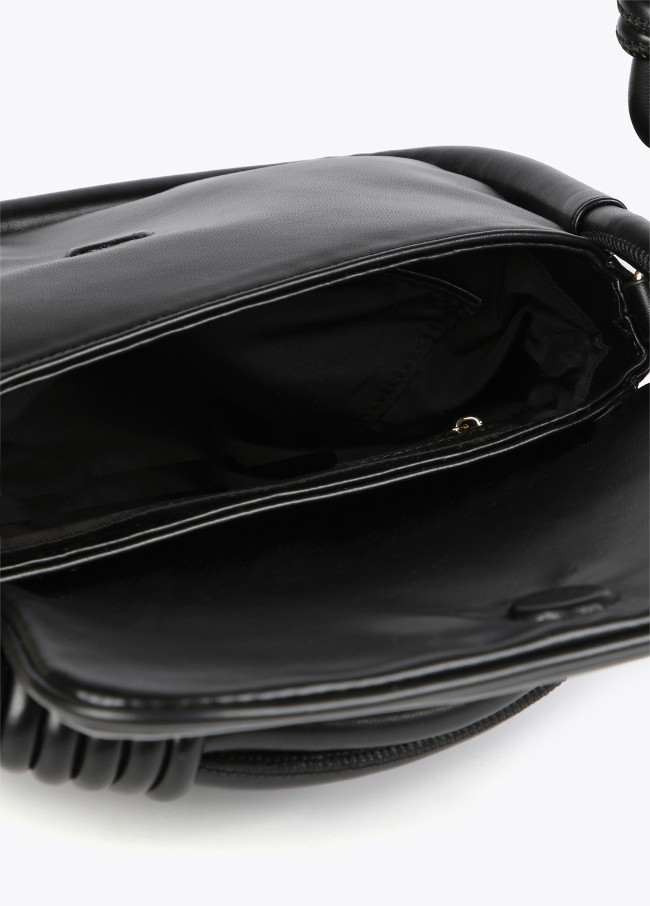 Bolso bandolera con solapa con asas redondas