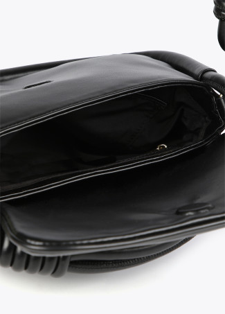 Bolso bandolera con solapa con asas redondas