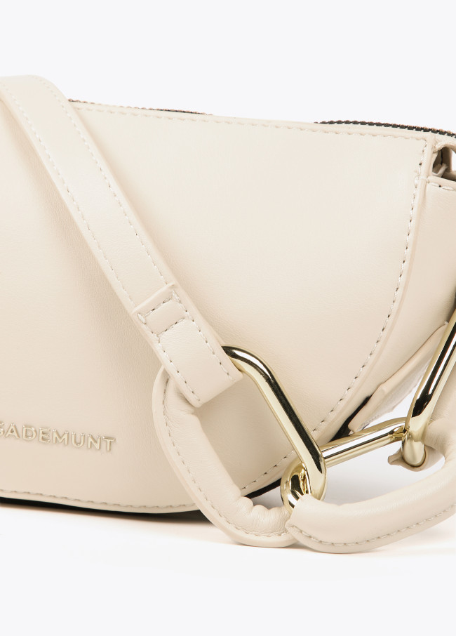 Bolso bandolera con arandelas y cinta logotipada