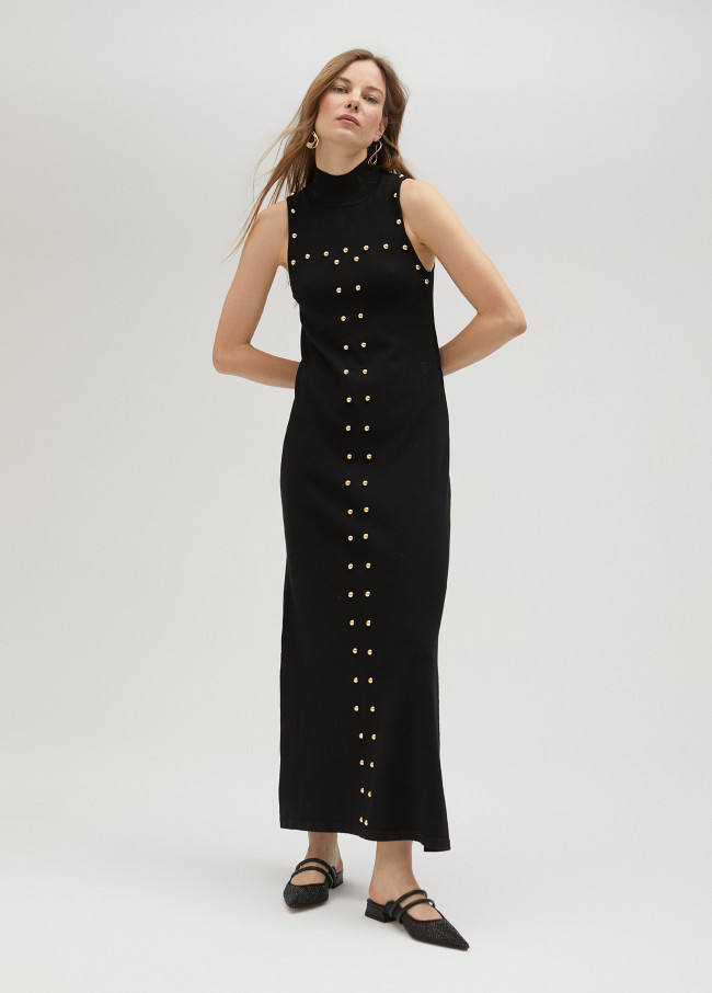 Vestido negro de punto con tachas