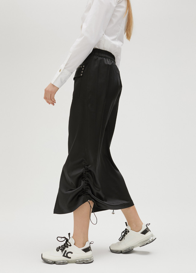 Falda satinada con tachas