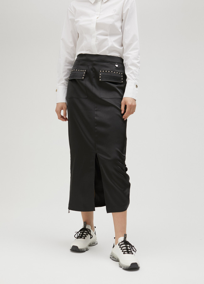 Falda satinada con tachas