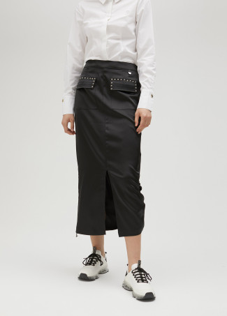 Falda satinada con tachas