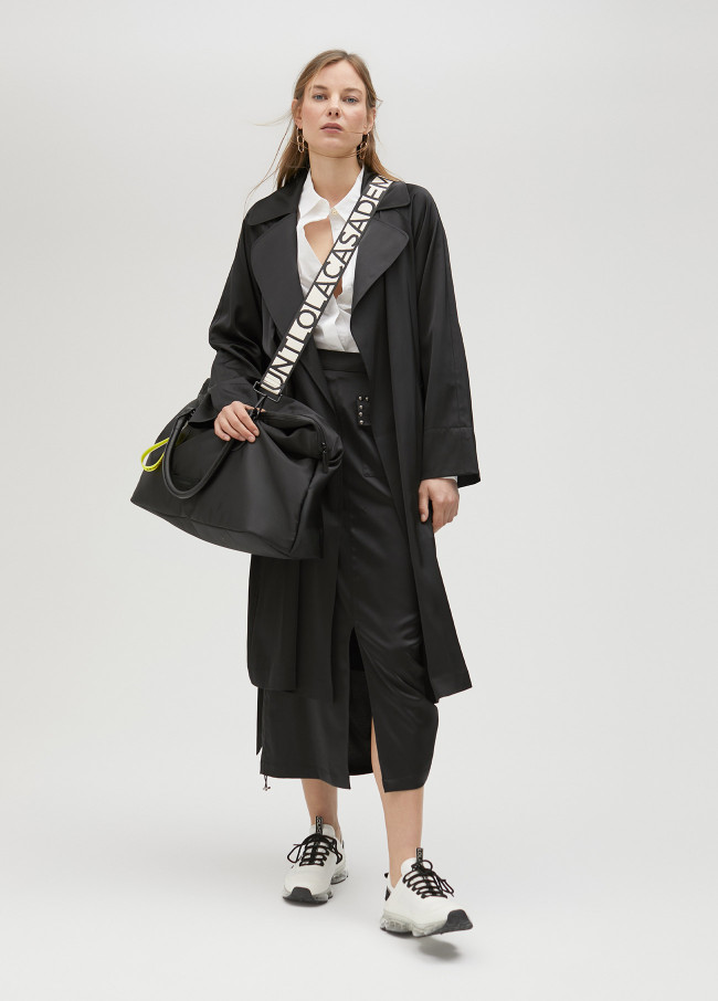 Jupe satinée avec clous