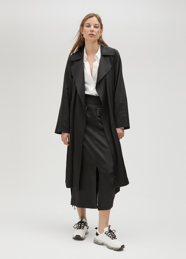 Falda satinada con tachas