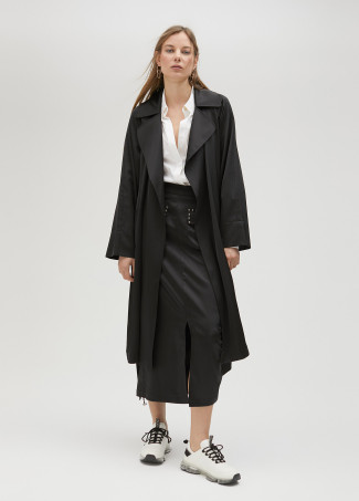 Falda satinada con tachas