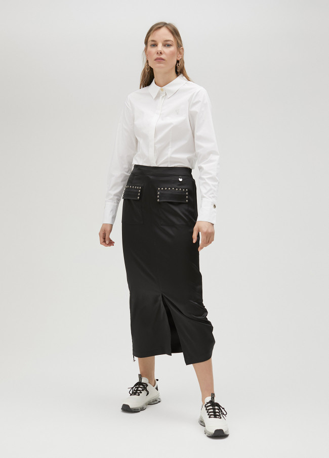 Falda satinada con tachas