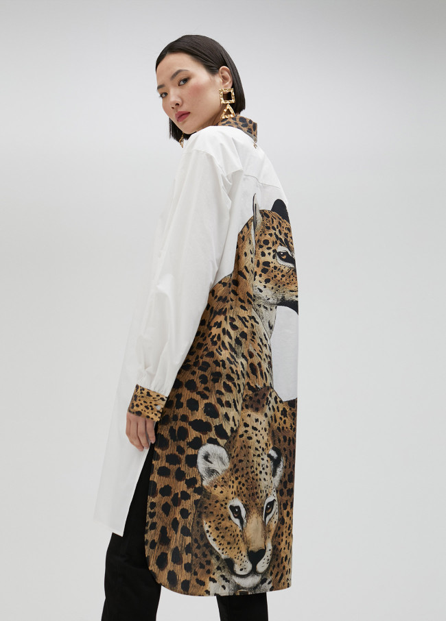 Long shirt with tiger print on the back